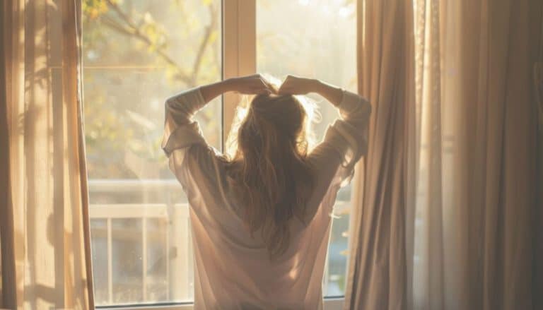 Frau am Fenster hat emotionale Abhängigkeit nach Trennung überwunden