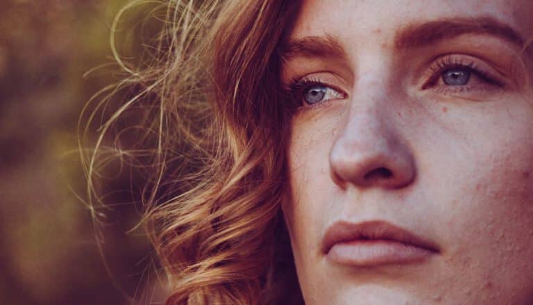 Frau hat vor dem online Beziehungscoaching Tränen in den Augen