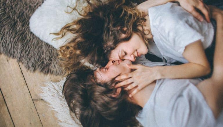 Frau liegt nach online Beziehungscoaching glücklich im Arm ihres Partners