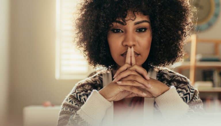 Frau rätselt: ist es Bindungsangst oder Narzissmus?